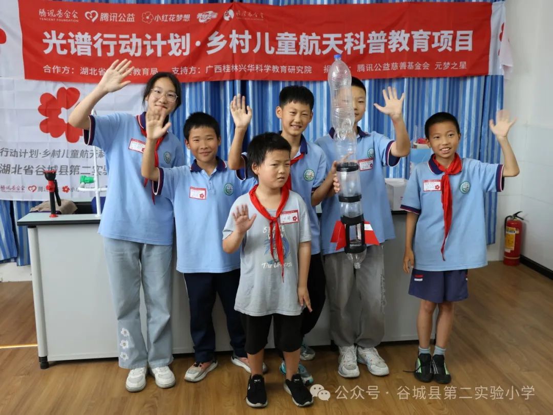 二实小学生的航天梦想:谷城县第二实验小学校园“水火箭制作及发射比赛”顺利举行 第18张 二实小学生的航天梦想:谷城县第二实验小学校园“水火箭制作及发射比赛”顺利举行 第18张