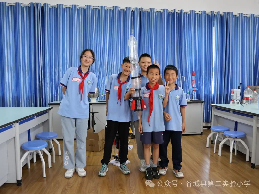二实小学生的航天梦想:谷城县第二实验小学校园“水火箭制作及发射比赛”顺利举行 第15张 二实小学生的航天梦想:谷城县第二实验小学校园“水火箭制作及发射比赛”顺利举行 第15张