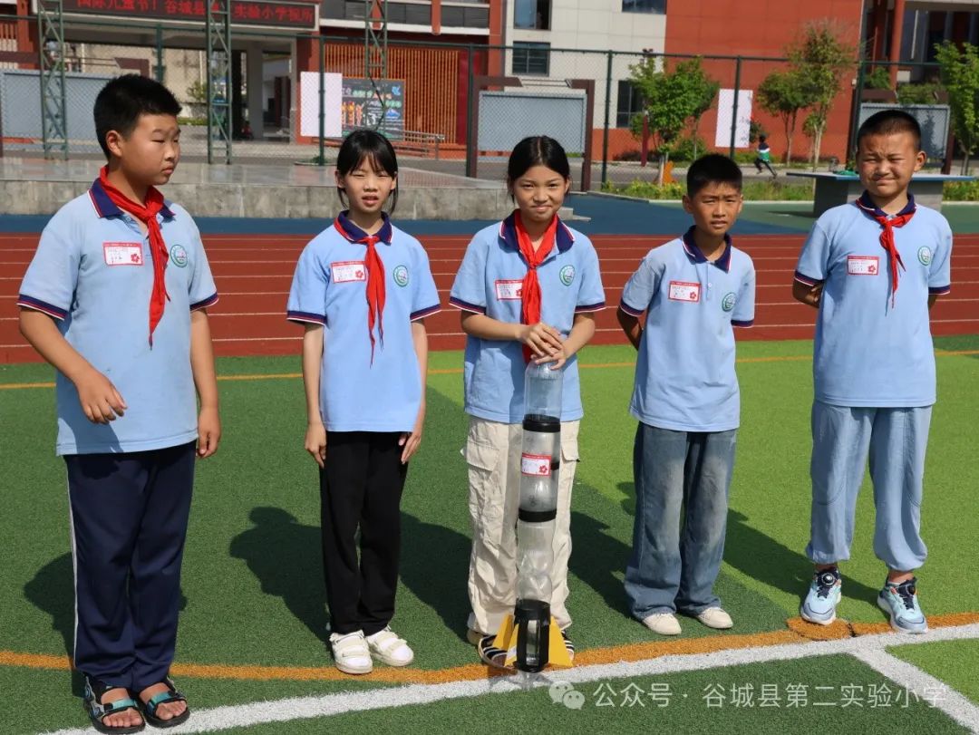 二实小学生的航天梦想:谷城县第二实验小学校园“水火箭制作及发射比赛”顺利举行 第22张 二实小学生的航天梦想:谷城县第二实验小学校园“水火箭制作及发射比赛”顺利举行 第22张