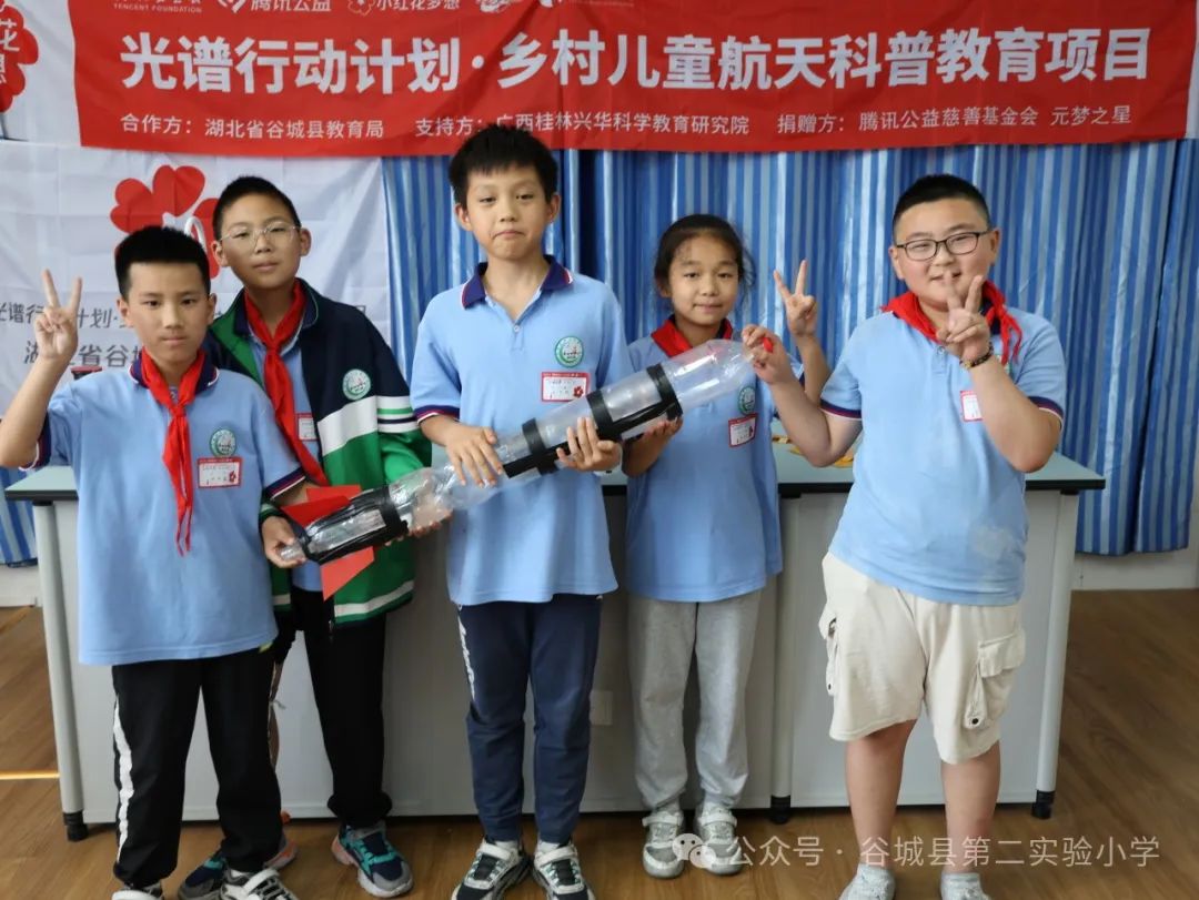 二实小学生的航天梦想:谷城县第二实验小学校园“水火箭制作及发射比赛”顺利举行 第10张 二实小学生的航天梦想:谷城县第二实验小学校园“水火箭制作及发射比赛”顺利举行 第10张