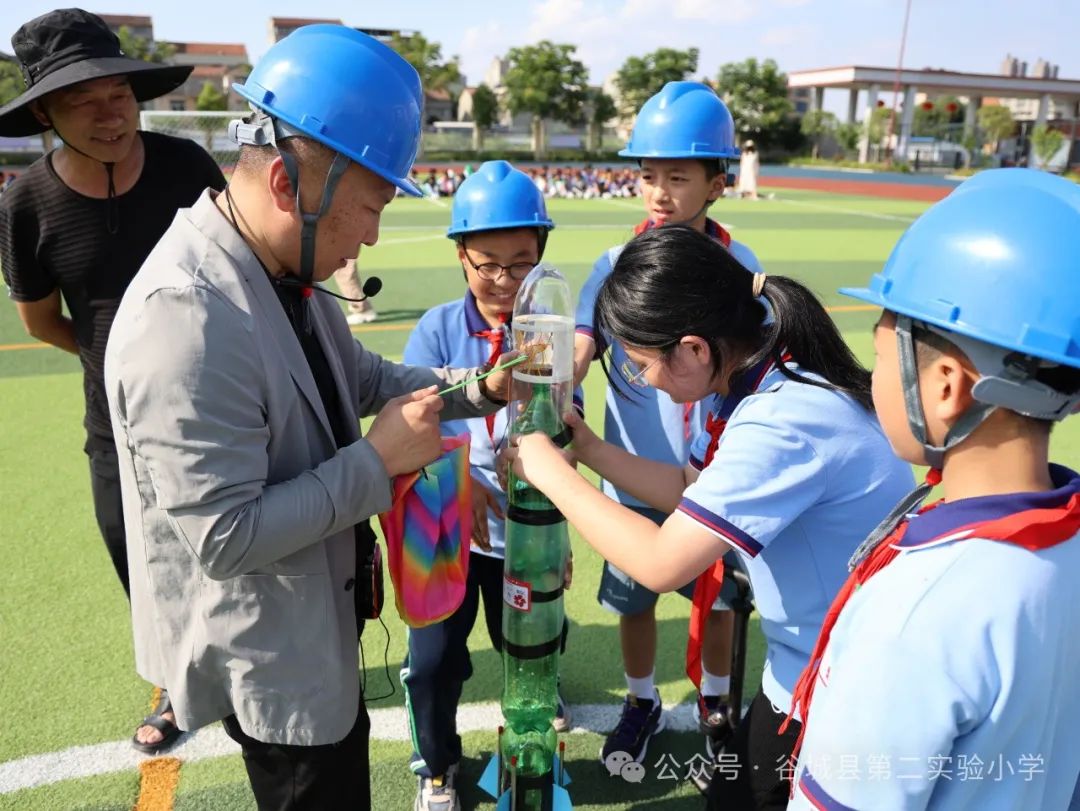二实小学生的航天梦想:谷城县第二实验小学校园“水火箭制作及发射比赛”顺利举行 第27张