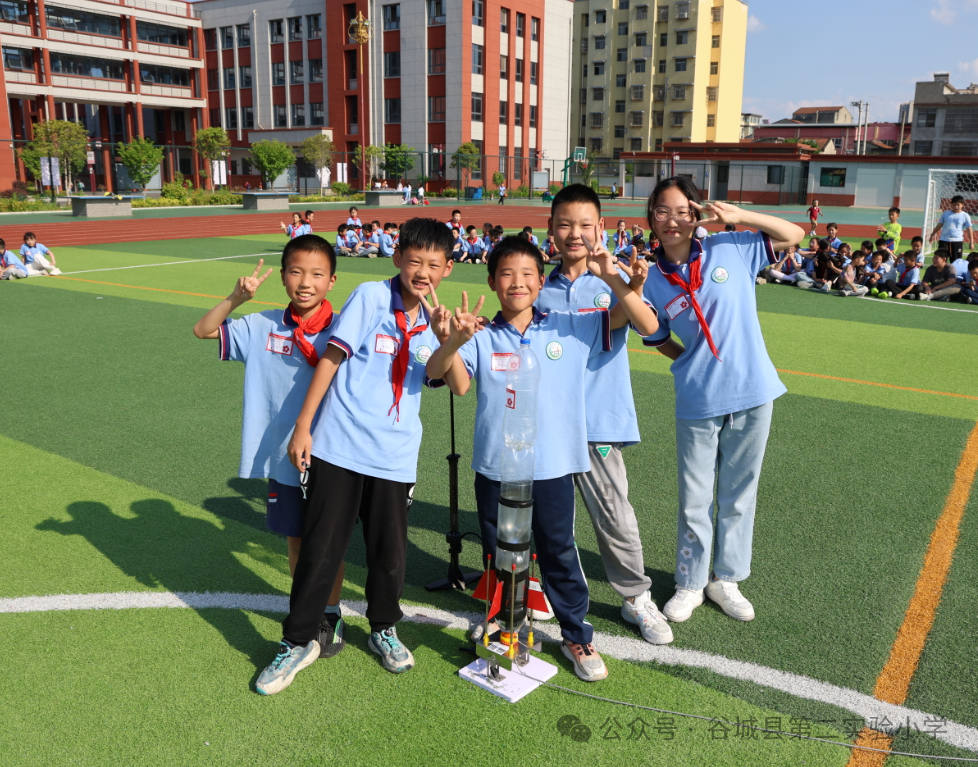 二实小学生的航天梦想:谷城县第二实验小学校园“水火箭制作及发射比赛”顺利举行 第21张 二实小学生的航天梦想:谷城县第二实验小学校园“水火箭制作及发射比赛”顺利举行 第21张