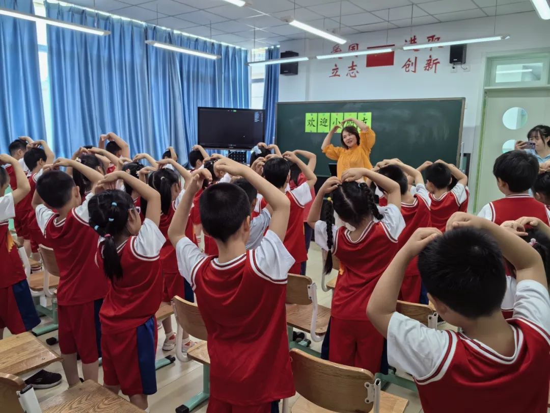 【幼小衔接 探秘小学】——北京中铁信达经贸有限公司幼儿园大班幼儿参观椿树馆小学活动 第19张 【幼小衔接 探秘小学】——北京中铁信达经贸有限公司幼儿园大班幼儿参观椿树馆小学活动 第19张