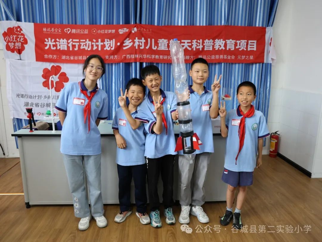 二实小学生的航天梦想:谷城县第二实验小学校园“水火箭制作及发射比赛”顺利举行 第14张 二实小学生的航天梦想:谷城县第二实验小学校园“水火箭制作及发射比赛”顺利举行 第14张