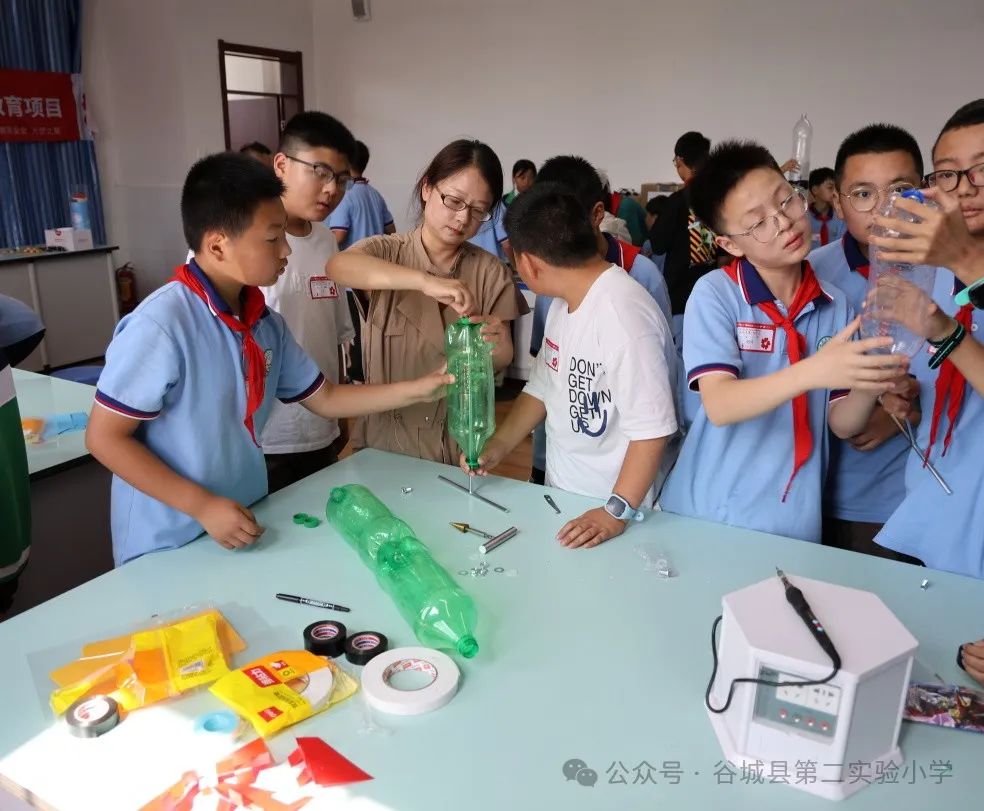 二实小学生的航天梦想:谷城县第二实验小学校园“水火箭制作及发射比赛”顺利举行 第9张 二实小学生的航天梦想:谷城县第二实验小学校园“水火箭制作及发射比赛”顺利举行 第9张
