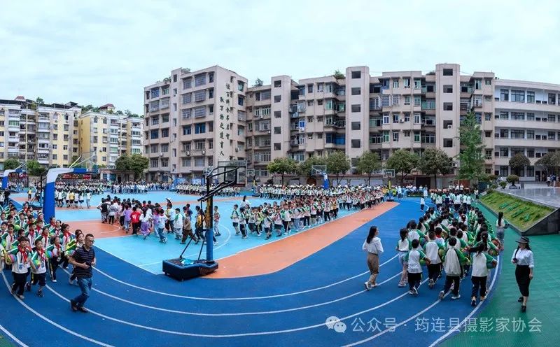 筠连:胜利街小学课间篮球操掠影 第9张