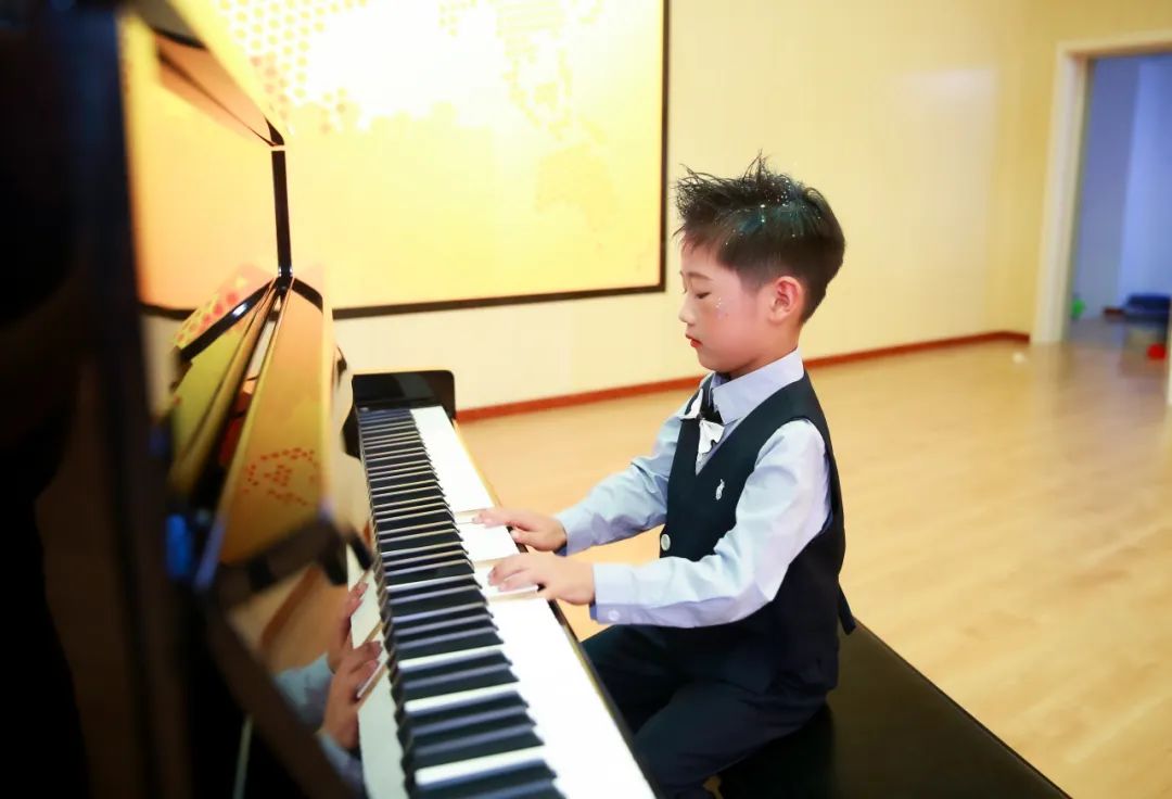 【黄杨梅小学 | 校园风采】指尖飞舞 琴曲飞扬——黄杨梅小学2024年器乐独奏比赛 第6张 【黄杨梅小学 | 校园风采】指尖飞舞 琴曲飞扬——黄杨梅小学2024年器乐独奏比赛 第6张
