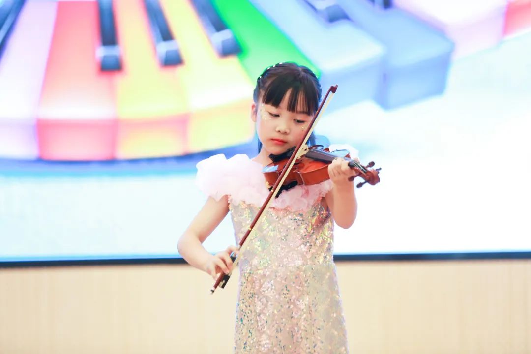 【黄杨梅小学 | 校园风采】指尖飞舞 琴曲飞扬——黄杨梅小学2024年器乐独奏比赛 第16张 【黄杨梅小学 | 校园风采】指尖飞舞 琴曲飞扬——黄杨梅小学2024年器乐独奏比赛 第16张