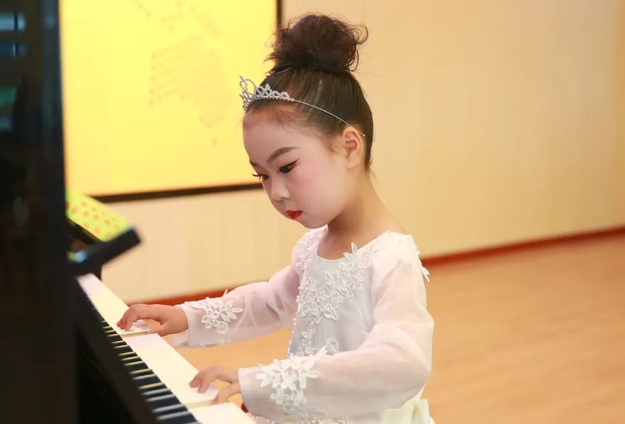 【黄杨梅小学 | 校园风采】指尖飞舞 琴曲飞扬——黄杨梅小学2024年器乐独奏比赛 第5张 【黄杨梅小学 | 校园风采】指尖飞舞 琴曲飞扬——黄杨梅小学2024年器乐独奏比赛 第5张