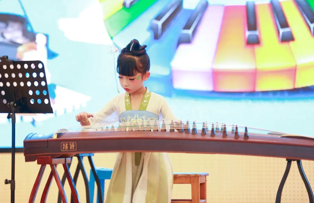 【黄杨梅小学 | 校园风采】指尖飞舞 琴曲飞扬——黄杨梅小学2024年器乐独奏比赛 第17张 【黄杨梅小学 | 校园风采】指尖飞舞 琴曲飞扬——黄杨梅小学2024年器乐独奏比赛 第17张