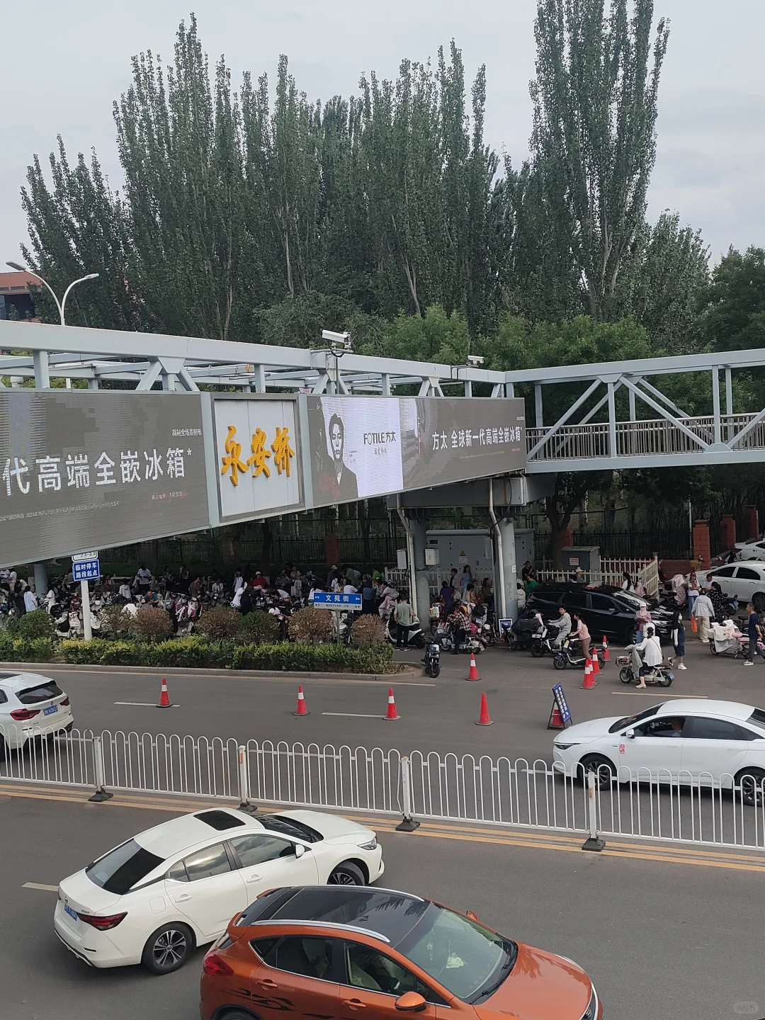 中考现场，人乌央乌央的 第4张