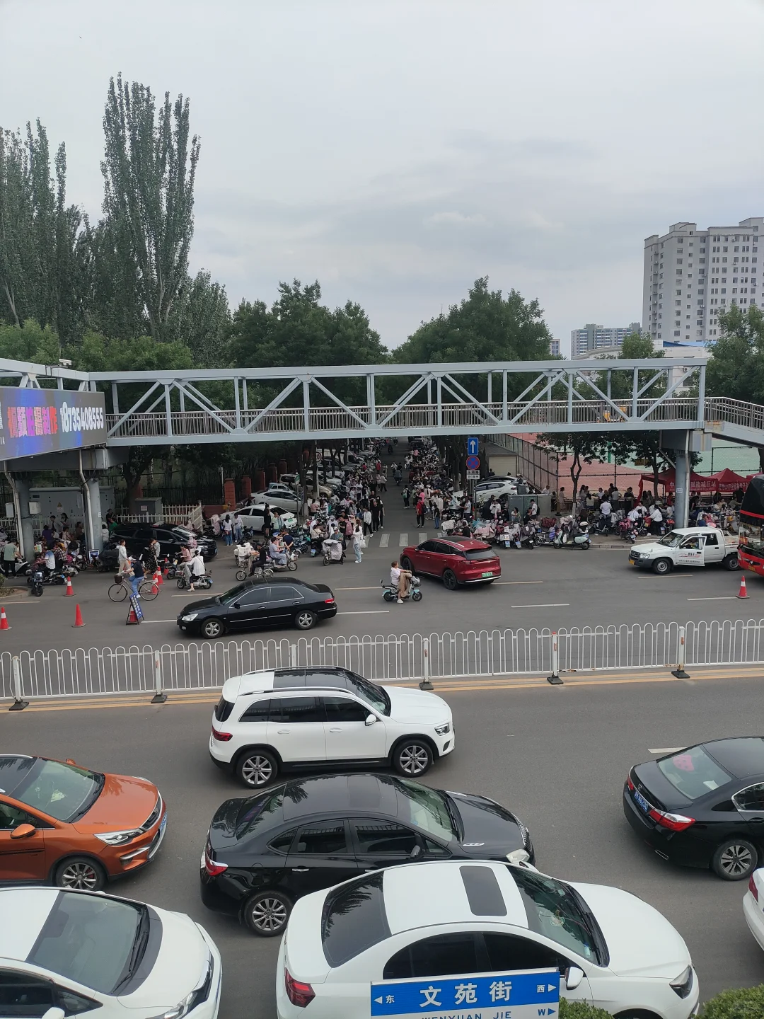 中考现场，人乌央乌央的 第2张