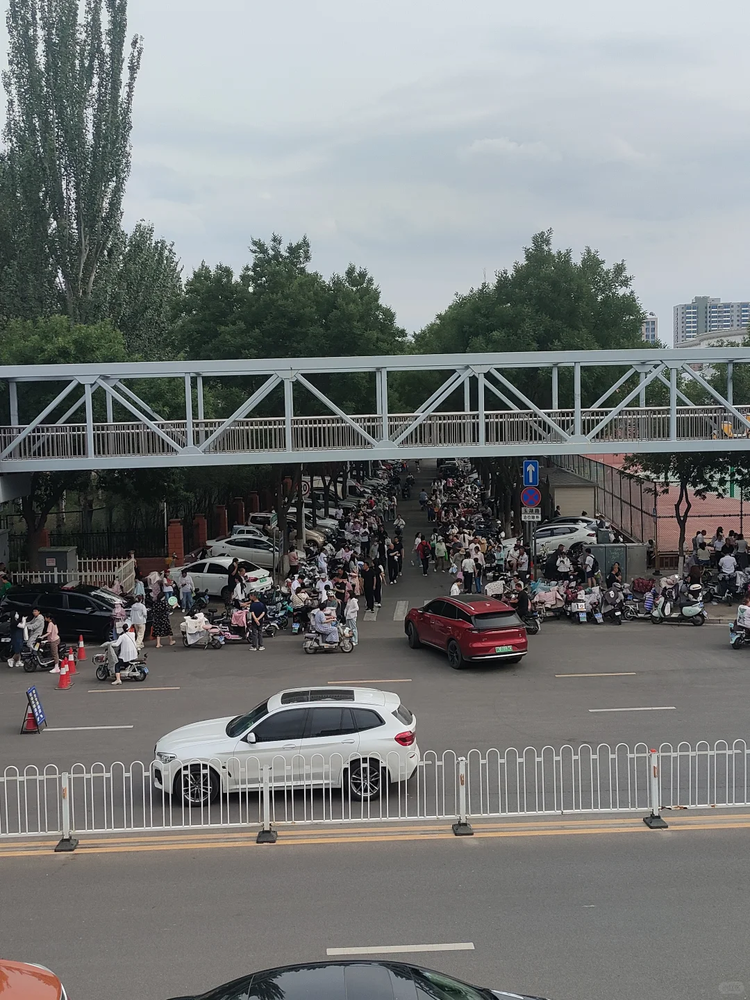中考现场，人乌央乌央的 第3张