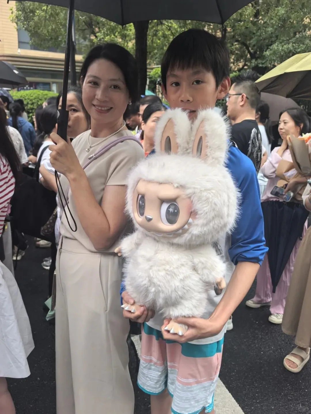 中考结束啦！弟弟带着大号LABUBU来接姐姐 第2张