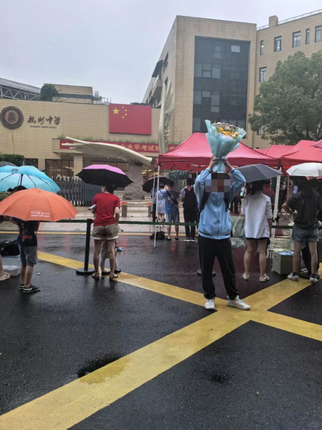 中考结束啦！弟弟带着大号LABUBU来接姐姐 第7张