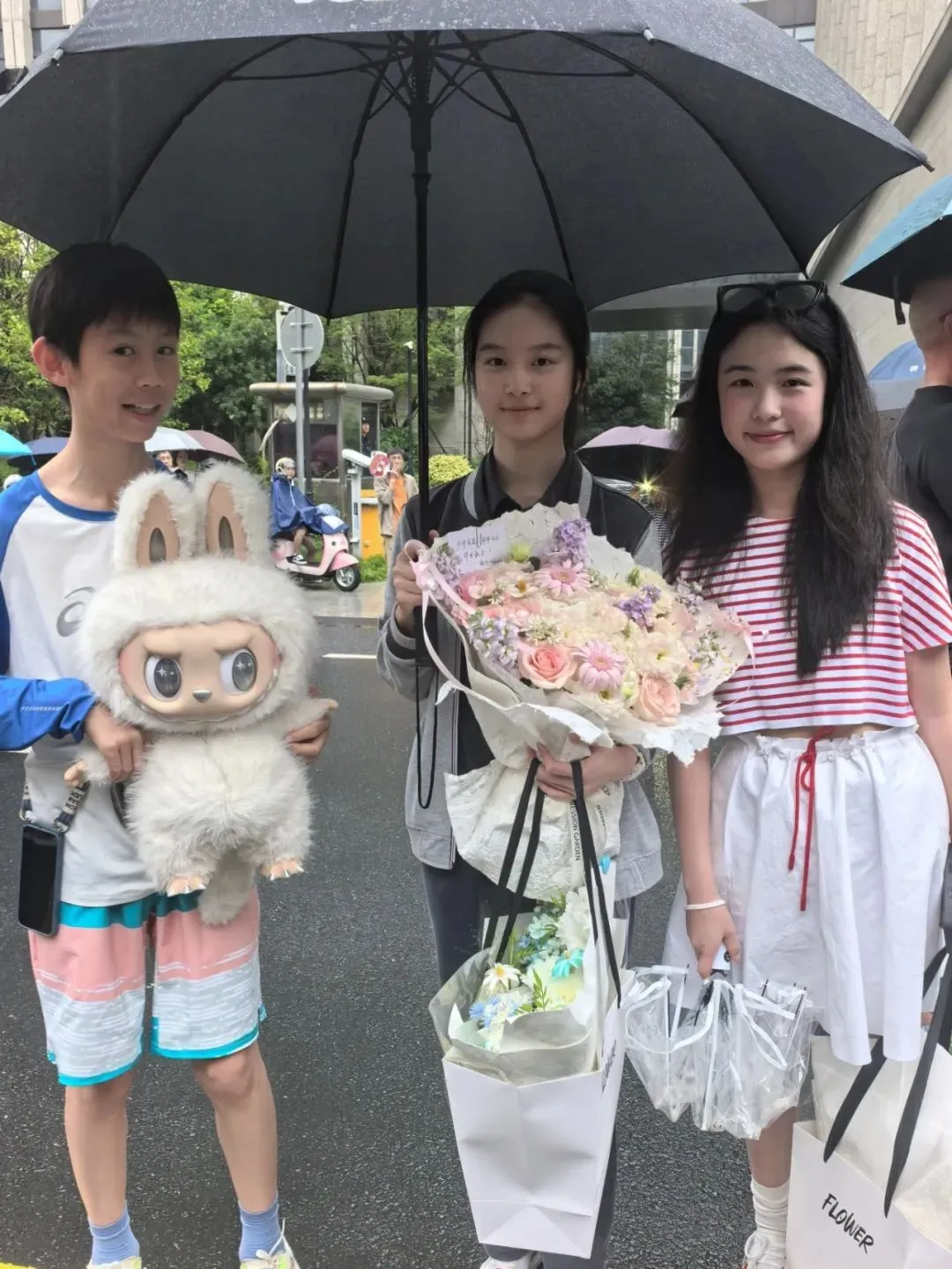 中考结束啦！弟弟带着大号LABUBU来接姐姐 第3张