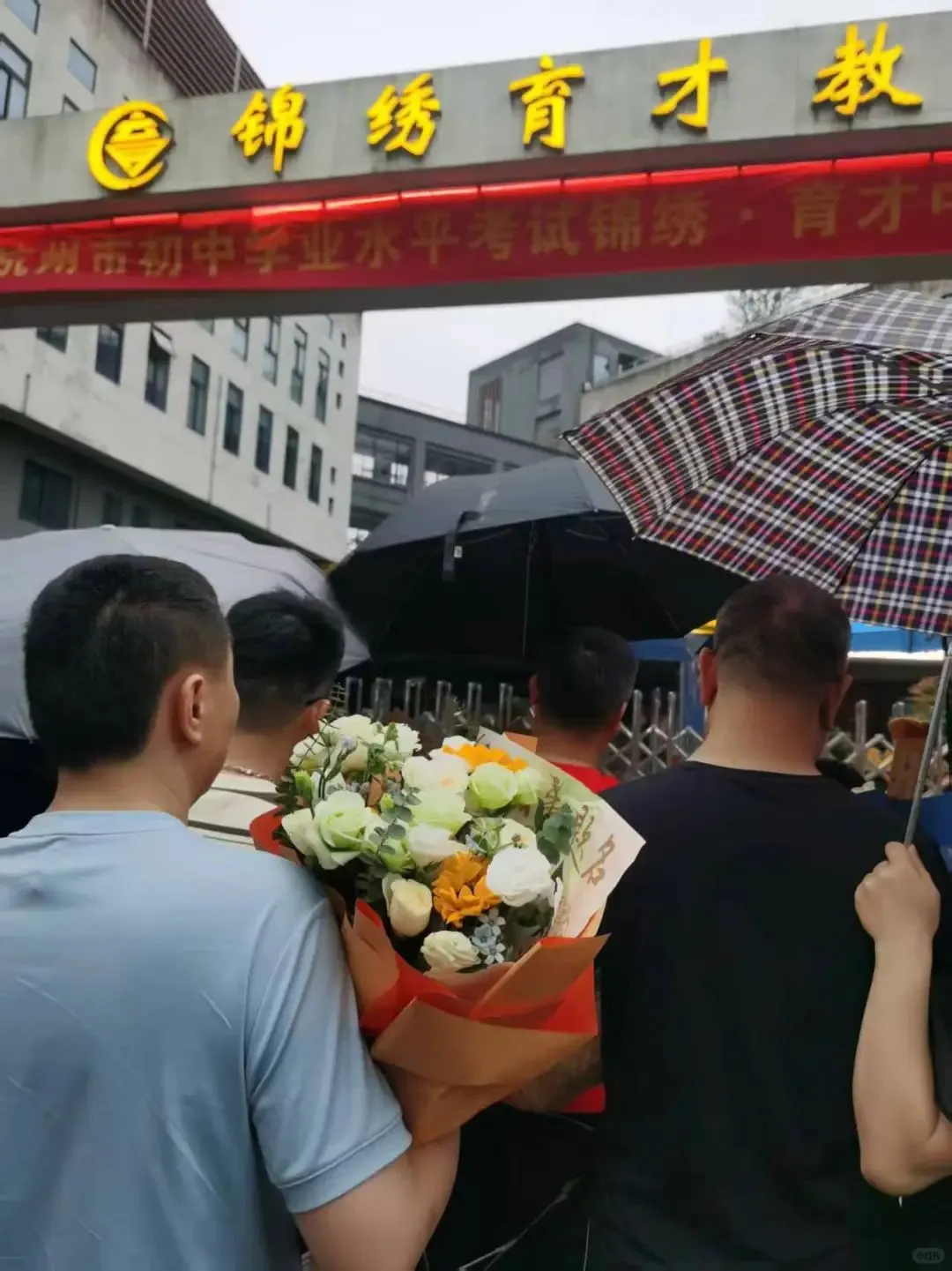 中考结束啦！弟弟带着大号LABUBU来接姐姐 第4张