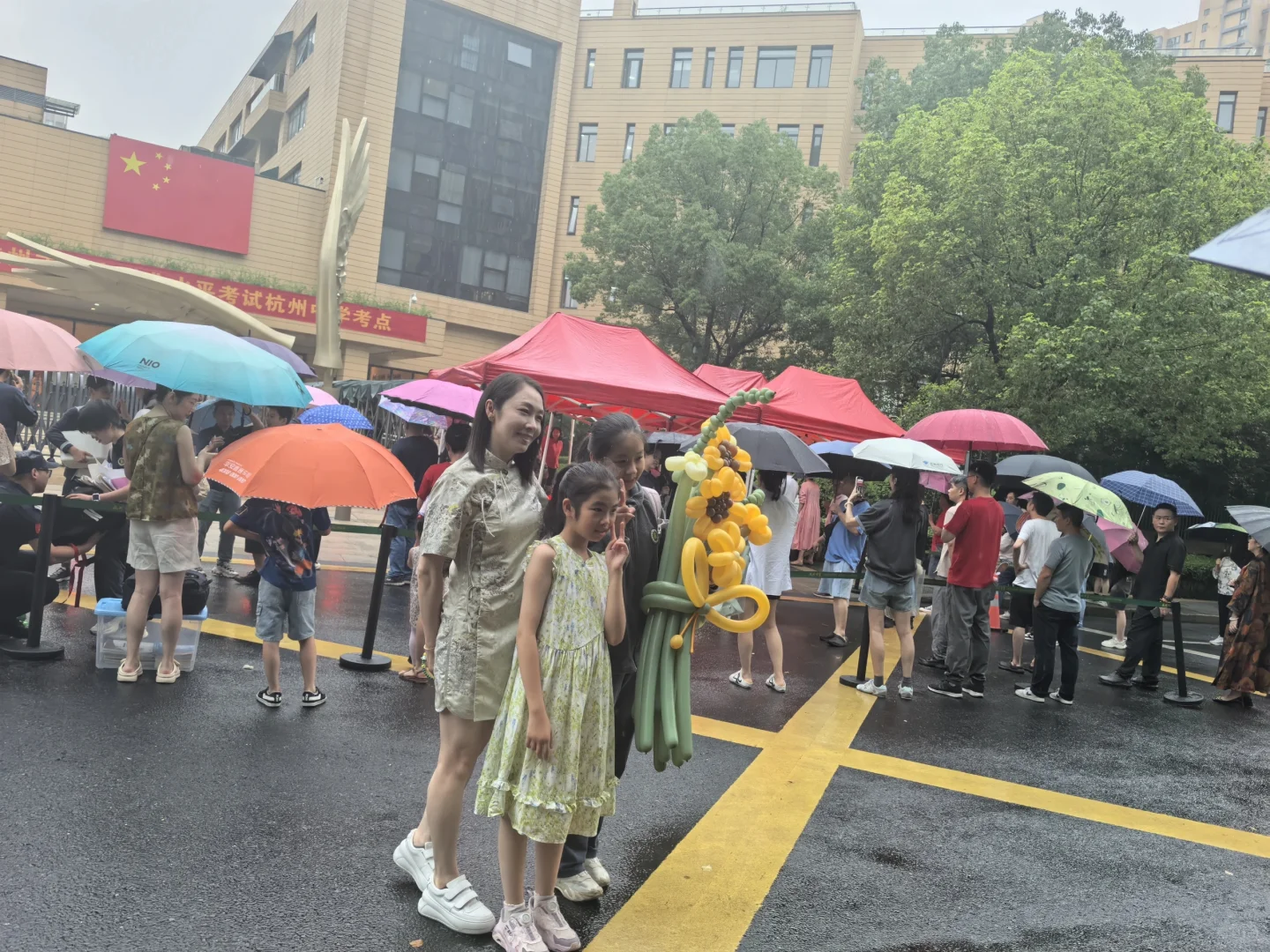 中考结束啦！弟弟带着大号LABUBU来接姐姐 第6张