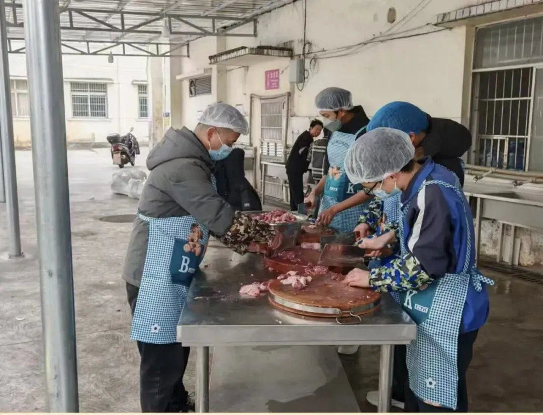 “传承民俗暖校园 凝心聚力助中考”花江中学迎新春杀年猪主题活动圆满落幕 第14张