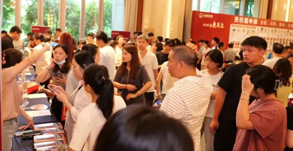 放弃传统名校!中考估分705分学霸,选了这所「顶尖名师天团」的学校 第3张