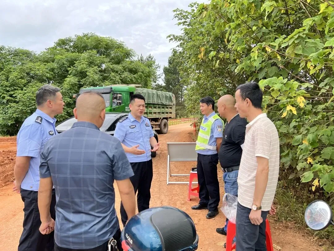 【护航中考】梅建明同志深入中考考点督导检查安保工作 第4张 【护航中考】梅建明同志深入中考考点督导检查安保工作 第4张