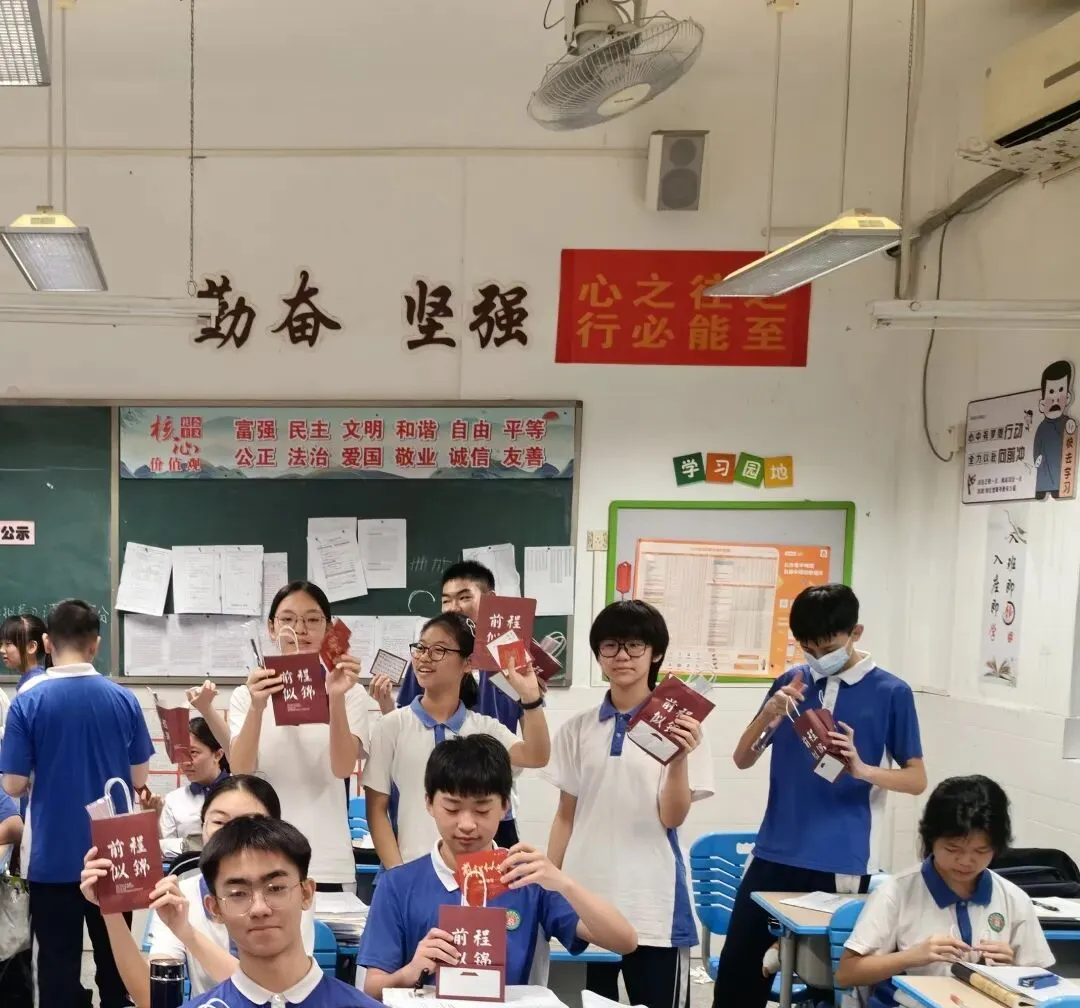 满载祝福迎中考,信德学子登金榜 ——平湖信德学校2024届中考祝福活动 第27张