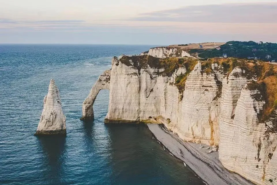 有两位即将中考的学长分别抽到了乾卦和坤卦,你怎么给他们解呀——《经典常谈》备课二 第1张 有两位即将中考的学长分别抽到了乾卦和坤卦,你怎么给他们解呀——《经典常谈》备课二 第1张