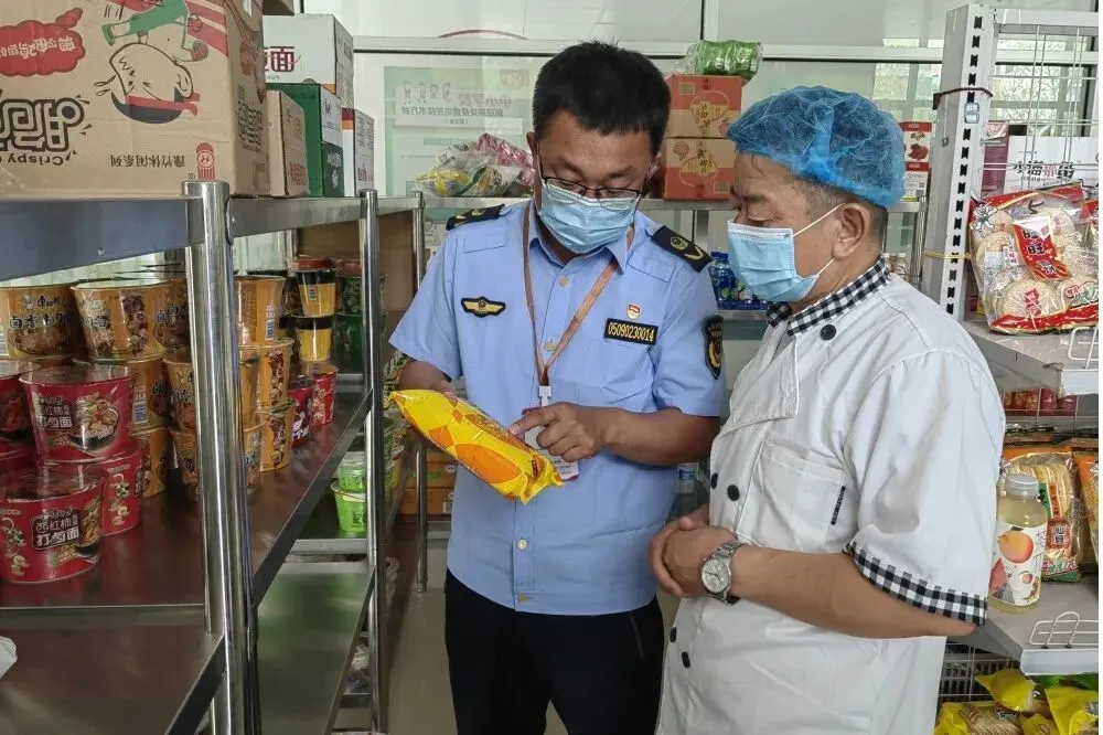 你中考 我护航 康巴什区市场监管局开展考点食堂食品安全专项检查 第2张