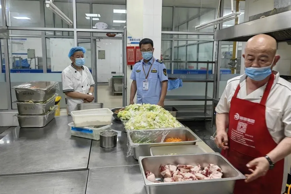 你中考 我护航 康巴什区市场监管局开展考点食堂食品安全专项检查 第4张