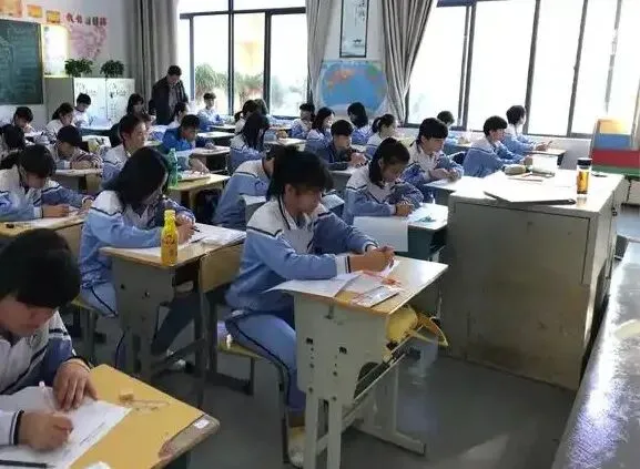 到了高中,你会发现,哪怕是中考年级第一考进重点高中,到高中都有可能直接倒数 第3张 到了高中,你会发现,哪怕是中考年级第一考进重点高中,到高中都有可能直接倒数 第3张