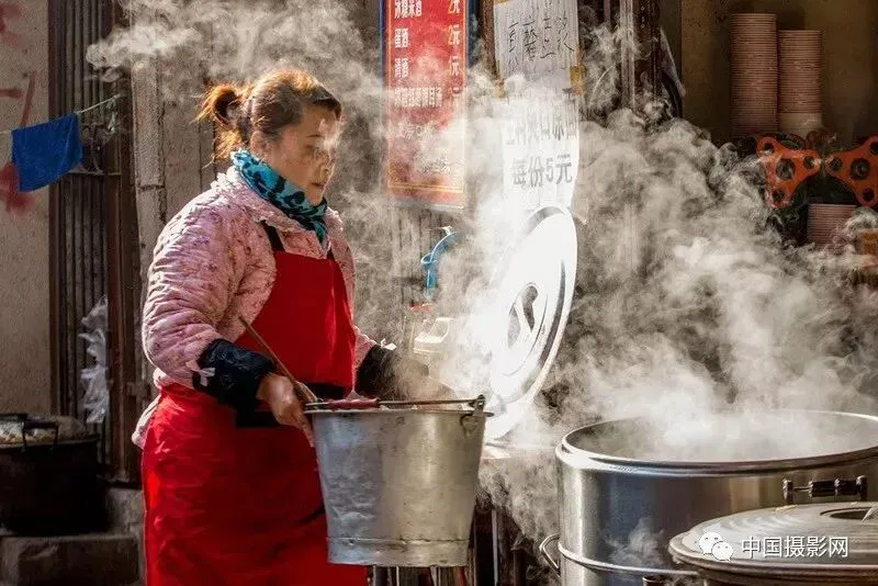 【中考作文之小人物微光】——默默无闻,熠熠生辉 第2张