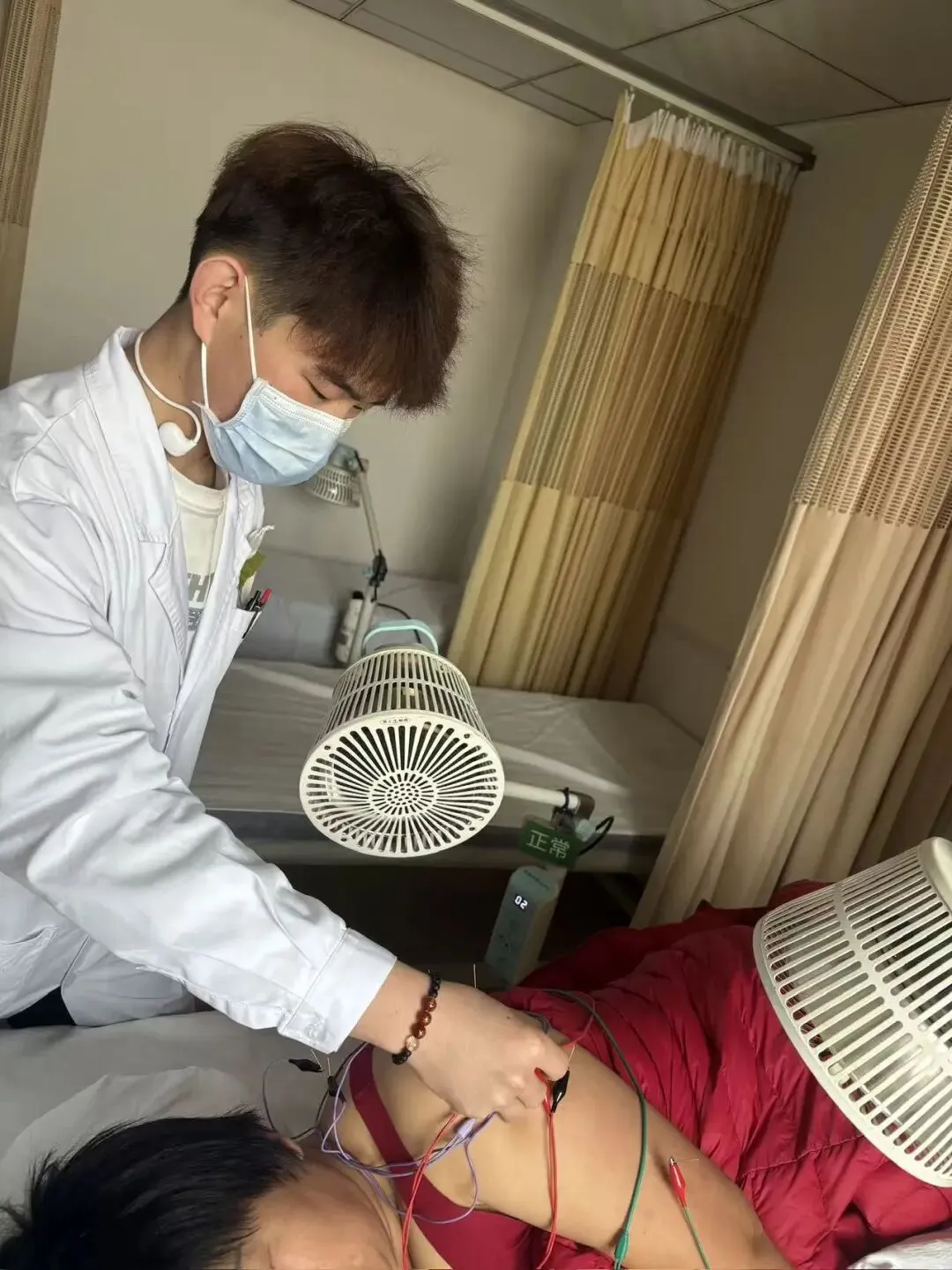 农村男孩中考失利没有考上高中,辍学打工得到一位老板点拨,幡然醒悟,从新进入校园,改头换面发奋图强,进行弯道超车,未来可期 第1张