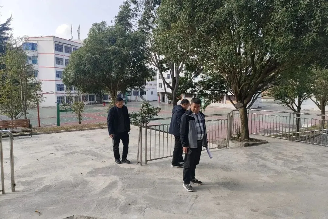 凝心聚力开新局 狠抓落实备中考——雷山一中召开2026年春季学期九年级第一次工作会议暨校园安全排查 第8张