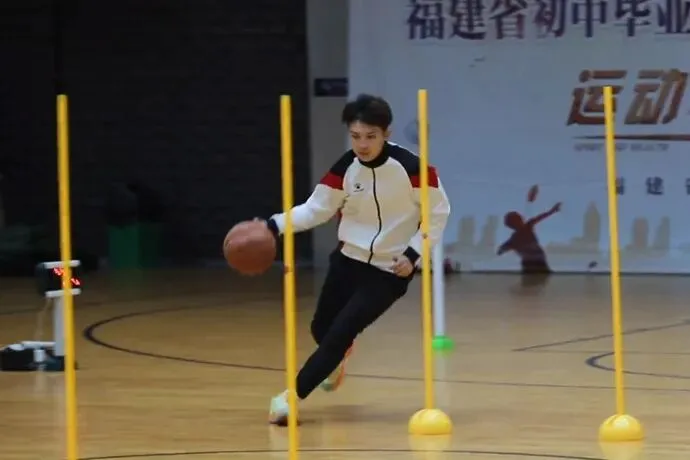 中考体育男生篮球运球绕杆往返满分攻略 第1张