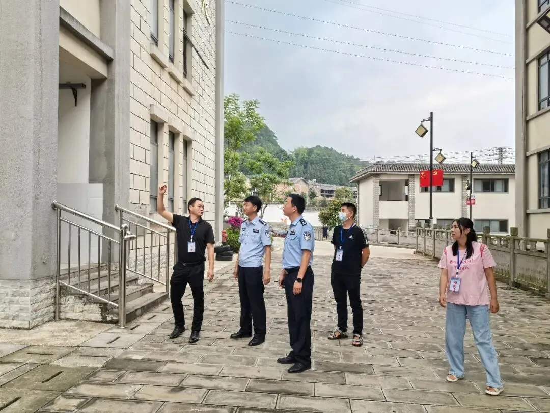 梁河公安:平安中考 “警”相随 第3张