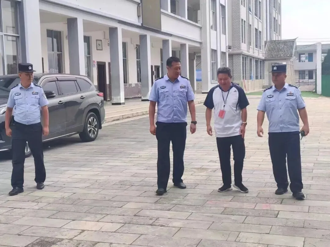 梁河公安:平安中考 “警”相随 第4张