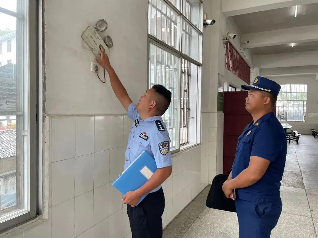 梁河公安:平安中考 “警”相随 第6张