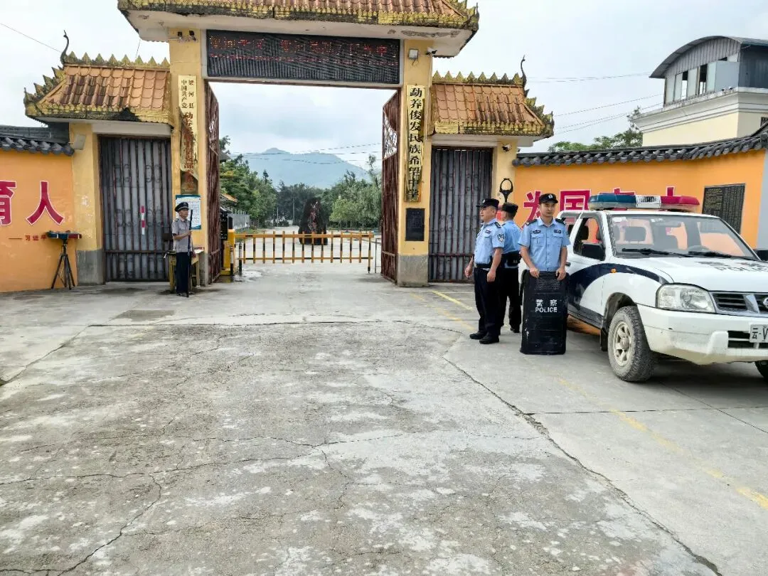 梁河公安:平安中考 “警”相随 第10张