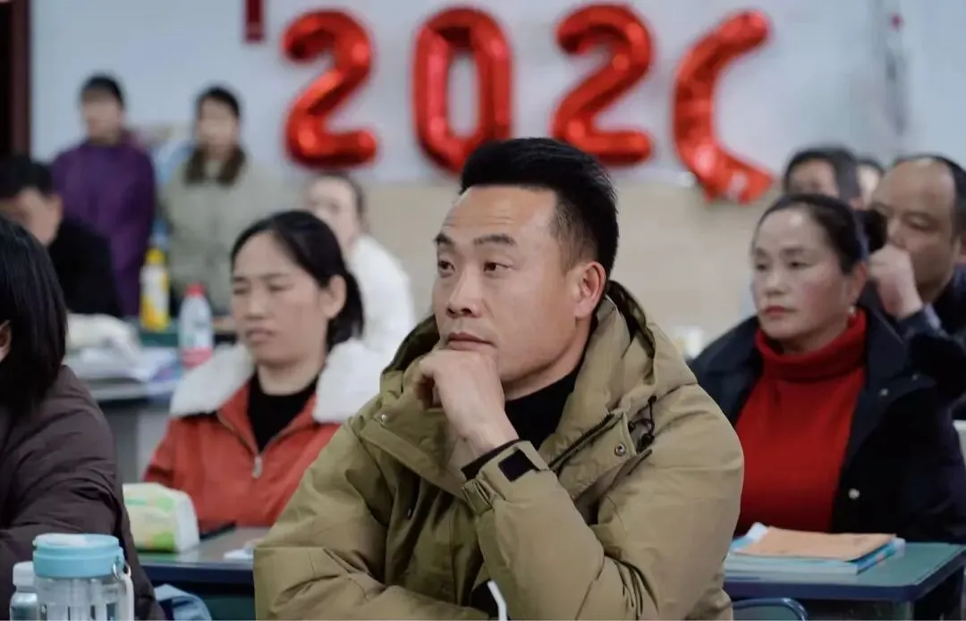 家校同心暖相伴 蓄力冲刺赴中考——铜仁市宏雅实验中学九年级家长会圆满落幕 第21张 家校同心暖相伴 蓄力冲刺赴中考——铜仁市宏雅实验中学九年级家长会圆满落幕 第21张