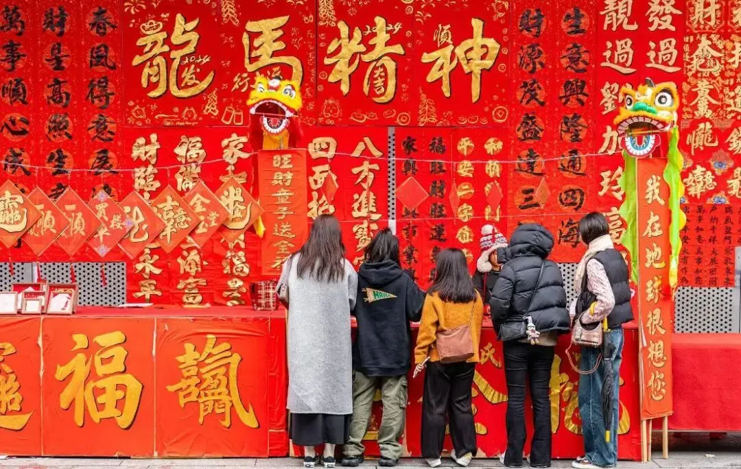 【中考阅读指导】春节申遗成功,让传统文化在传承创新中走向世界(孔德淇)上海宝山区2025一模 第8张 【中考阅读指导】春节申遗成功,让传统文化在传承创新中走向世界(孔德淇)上海宝山区2025一模 第8张