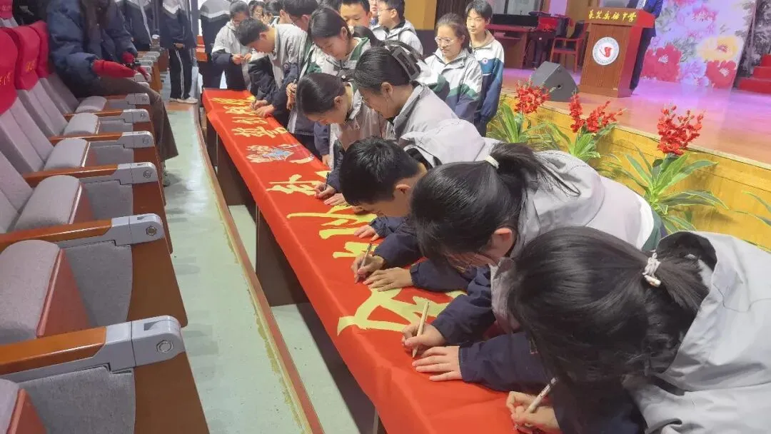 济南市莱芜实验中学51级初四学子举行中考百日誓师大会 第29张