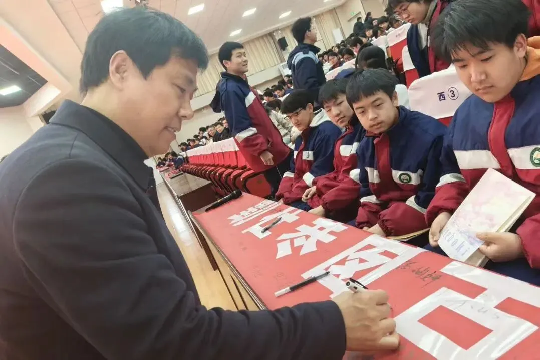 乘风破浪,决战百日——我校隆重举行决胜中考百日誓师大会 第42张