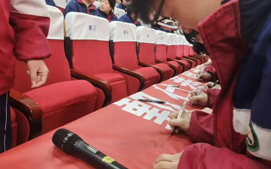 乘风破浪,决战百日——我校隆重举行决胜中考百日誓师大会 第45张