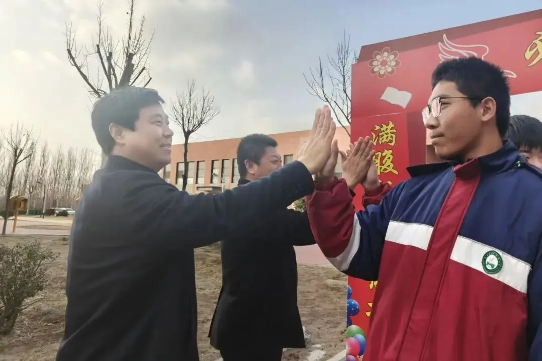 乘风破浪,决战百日——我校隆重举行决胜中考百日誓师大会 第51张