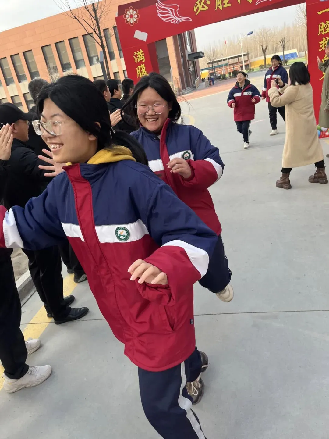 乘风破浪,决战百日——我校隆重举行决胜中考百日誓师大会 第58张