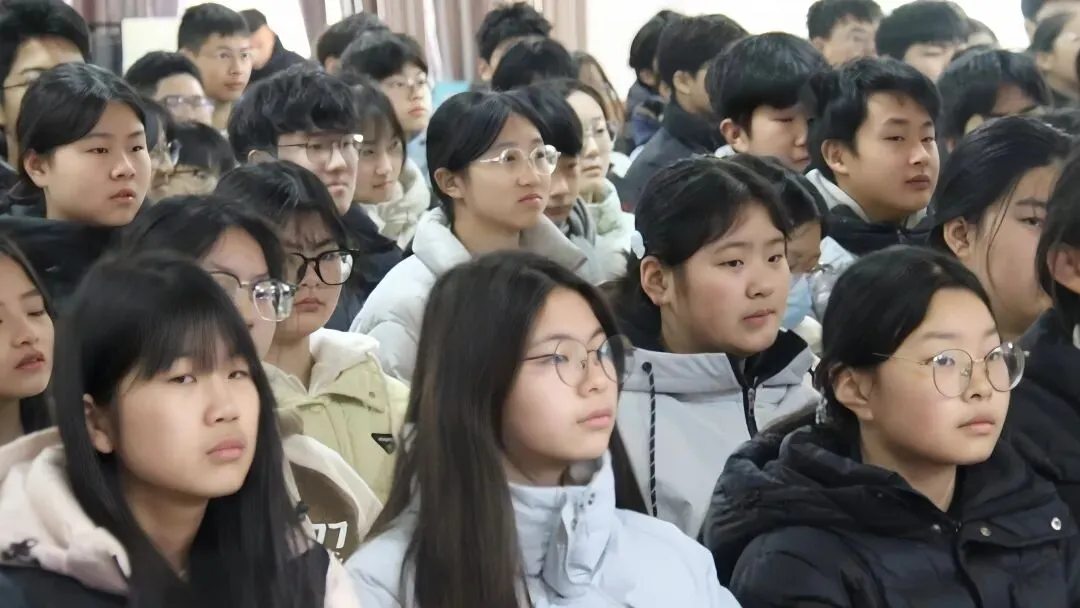 《收心归位,决胜中考!——我校举行九年级下学期收心暨中考冲刺动员大会》 第8张