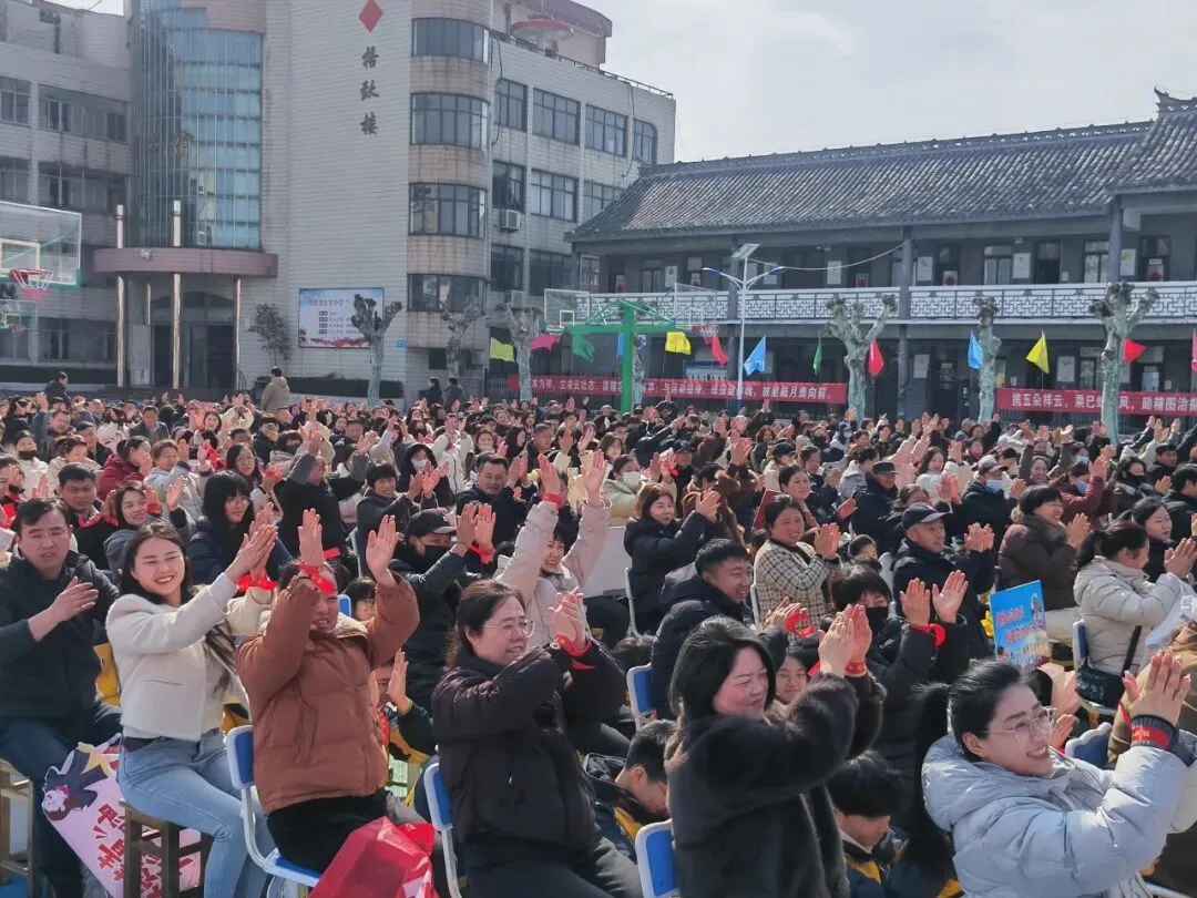 冲刺中考 | 笃行致远·成就未来——红中南校区2026年中考百日誓师大会隆重举行 第32张 冲刺中考 | 笃行致远·成就未来——红中南校区2026年中考百日誓师大会隆重举行 第32张