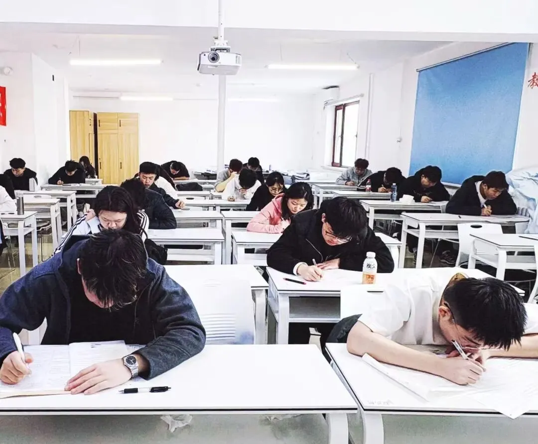 众诚教育 2026 届第一次模拟考试 第5张