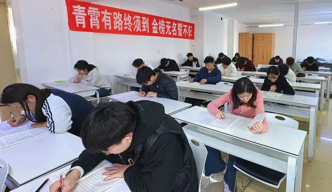 众诚教育 2026 届第一次模拟考试 第3张