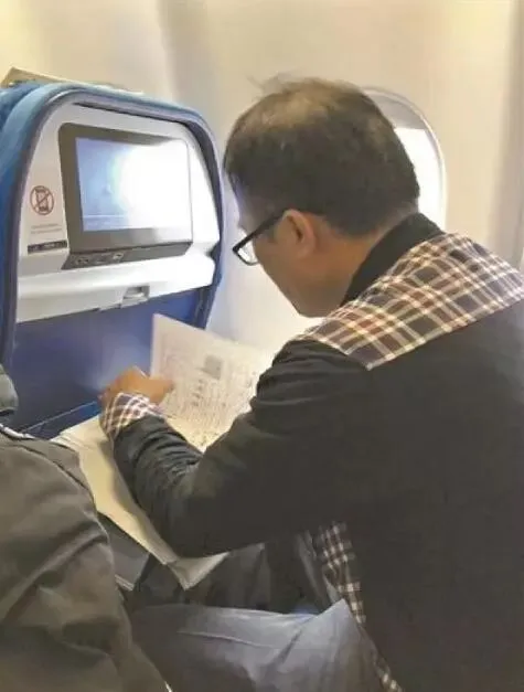 教师出差在飞机上批改试卷走红,真相却是…… 第1张